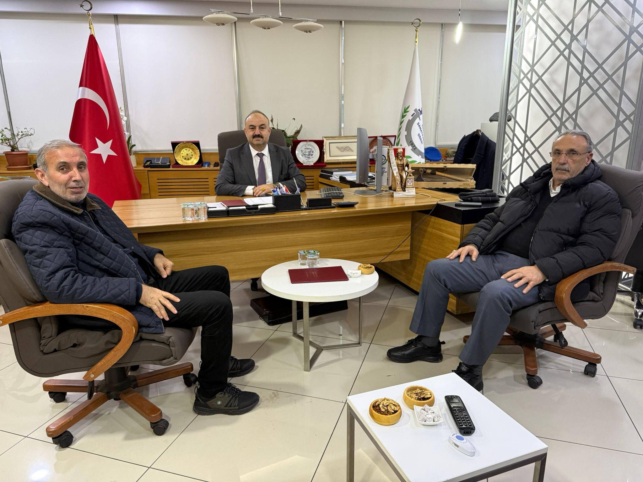 Ümraniye’de Esnaf ve STK Dayanışması Güçleniyor; Mehmet Özdil, Bingöl Vakfı ve STK Temsilcilerini Esnaf Odasında Ağırladı